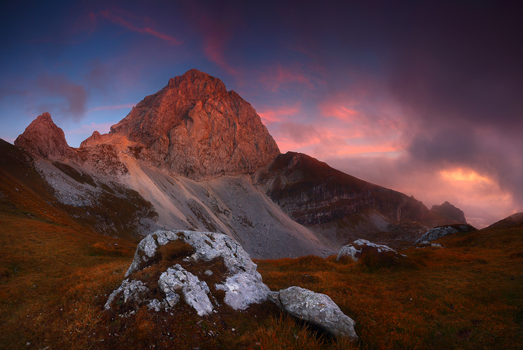 James Appleton "Mangart, Alpy Julijskie - Słowenia"
"Piękne, ciepłe światło na zachodniej twarzy Mount Mangart w Alpach Julijskich w Słowenii. Wyszedłem szarym popołudniem z nadzieją, że niebo się rozpogodzi. Nie zawiodłem się..."